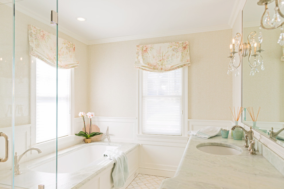 На фото: маленькая главная ванная комната в классическом стиле с фасадами с декоративным кантом, белыми фасадами, полновстраиваемой ванной, угловым душем, унитазом-моноблоком, белой плиткой, каменной плиткой, бежевыми стенами, мраморным полом, врезной раковиной, столешницей из гранита, белым полом, душем с распашными дверями и зеленой столешницей для на участке и в саду с