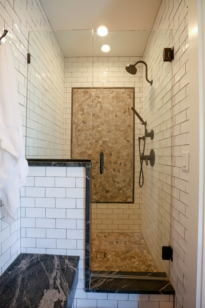 Idéer för att renovera ett mellanstort vintage en-suite badrum, med luckor med infälld panel, vita skåp, en öppen dusch, en toalettstol med separat cisternkåpa, vit kakel, tunnelbanekakel, vita väggar, ljust trägolv, ett fristående handfat och bänkskiva i täljsten