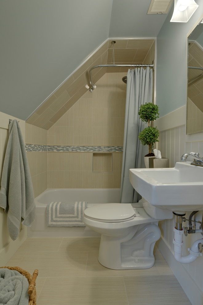 На фото: маленькая ванная комната в стиле неоклассика (современная классика) с ванной в нише, раздельным унитазом, бежевой плиткой, керамической плиткой, белыми фасадами, душем в нише, серыми стенами, полом из бамбука, душевой кабиной, подвесной раковиной, бежевым полом, шторкой для ванной и белой столешницей для на участке и в саду с