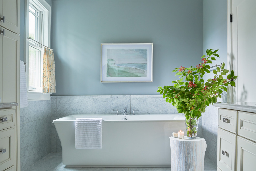 Idéer för att renovera ett vintage grå grått en-suite badrum, med vita skåp, ett fristående badkar, svart och vit kakel, marmorkakel, blå väggar, marmorgolv, marmorbänkskiva och grått golv