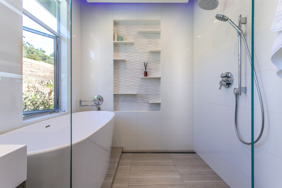 Exemple d'une grande salle de bain principale moderne avec une baignoire indépendante, WC à poser, un mur beige et un lavabo intégré.
