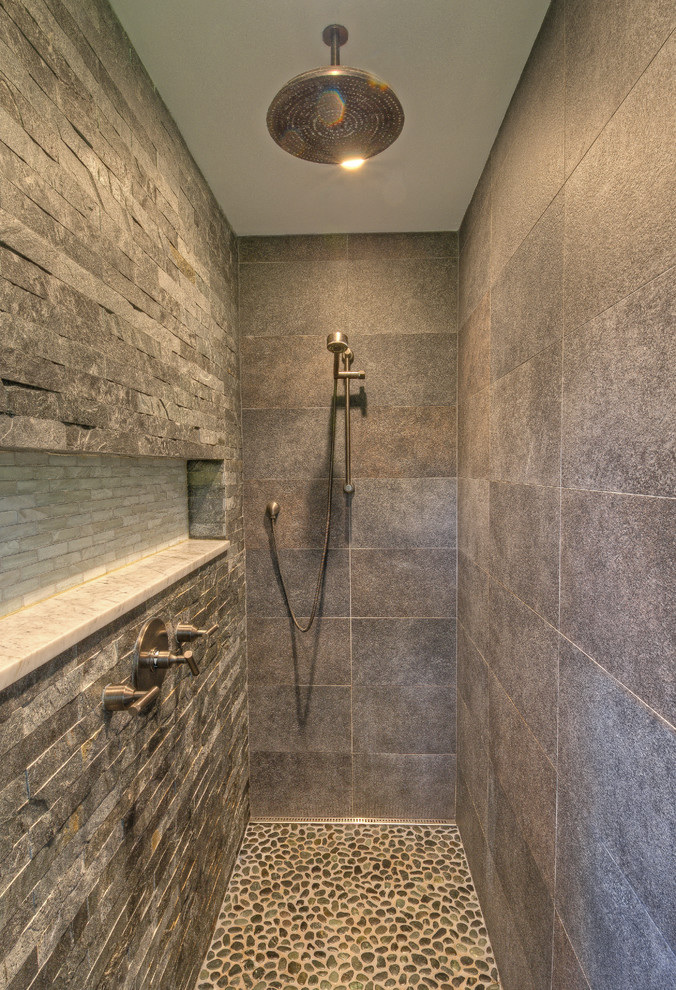 Ejemplo de cuarto de baño contemporáneo pequeño con aseo y ducha