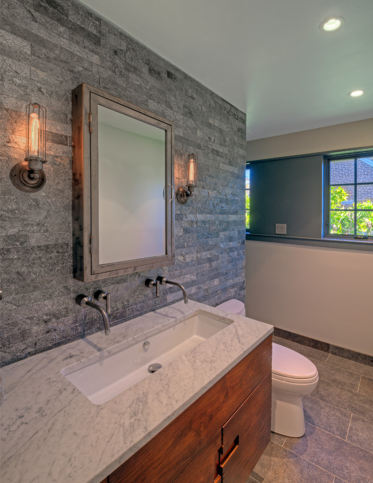 Exemple d'une petite salle d'eau tendance en bois foncé avec un placard à porte plane, une douche à l'italienne, WC séparés, un carrelage gris, un carrelage de pierre, un mur gris, un sol en carrelage de céramique, une grande vasque et un plan de toilette en marbre.
