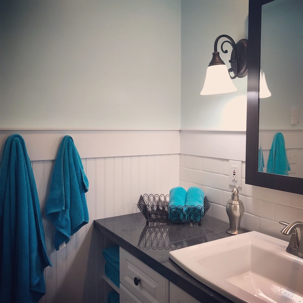 Источник вдохновения для домашнего уюта: ванная комната среднего размера в классическом стиле с фасадами с выступающей филенкой, белыми фасадами, душем в нише, белой плиткой, плиткой кабанчик, синими стенами, темным паркетным полом, душевой кабиной, накладной раковиной, столешницей из плитки, шторкой для ванной и черной столешницей