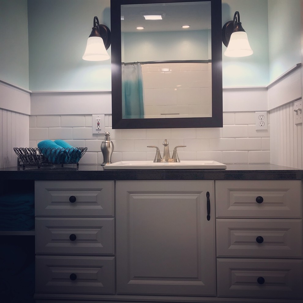Свежая идея для дизайна: ванная комната среднего размера в классическом стиле с фасадами с выступающей филенкой, белыми фасадами, душем в нише, белой плиткой, плиткой кабанчик, синими стенами, темным паркетным полом, душевой кабиной, накладной раковиной, столешницей из плитки, шторкой для ванной и черной столешницей - отличное фото интерьера