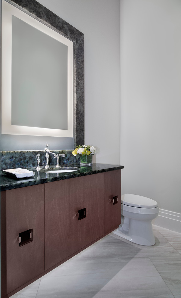 マイアミにある小さなコンテンポラリースタイルのおしゃれな浴室 (フラットパネル扉のキャビネット、中間色木目調キャビネット、アンダーカウンター洗面器) の写真