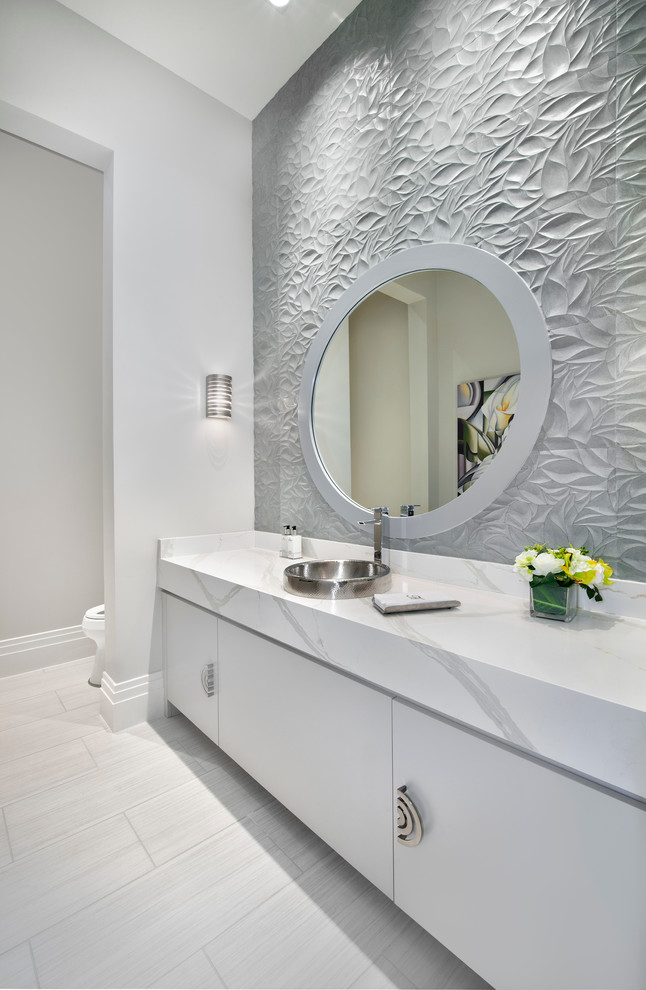 Esempio di una stanza da bagno contemporanea di medie dimensioni con ante lisce, ante grigie, piastrelle grigie, lavabo a bacinella e top in quarzo composito