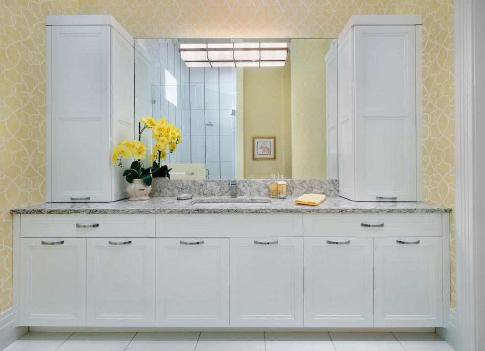 Immagine di una stanza da bagno con doccia classica di medie dimensioni con ante con riquadro incassato, ante bianche e pareti gialle