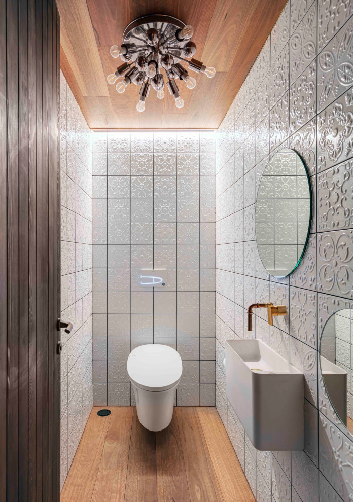 Idée de décoration pour une salle de bain urbaine avec un plafond en bois.