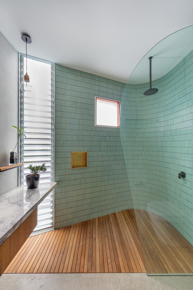 Пример оригинального дизайна: ванная комната в современном стиле с душем без бортиков, зеленой плиткой, плиткой мозаикой, серыми стенами, открытым душем и серой столешницей