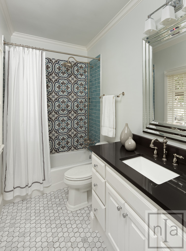 На фото: ванная комната в классическом стиле с ванной в нише, душем в нише, унитазом-моноблоком, разноцветной плиткой, серыми стенами, серым полом, шторкой для ванной, черной столешницей, тумбой под одну раковину и встроенной тумбой