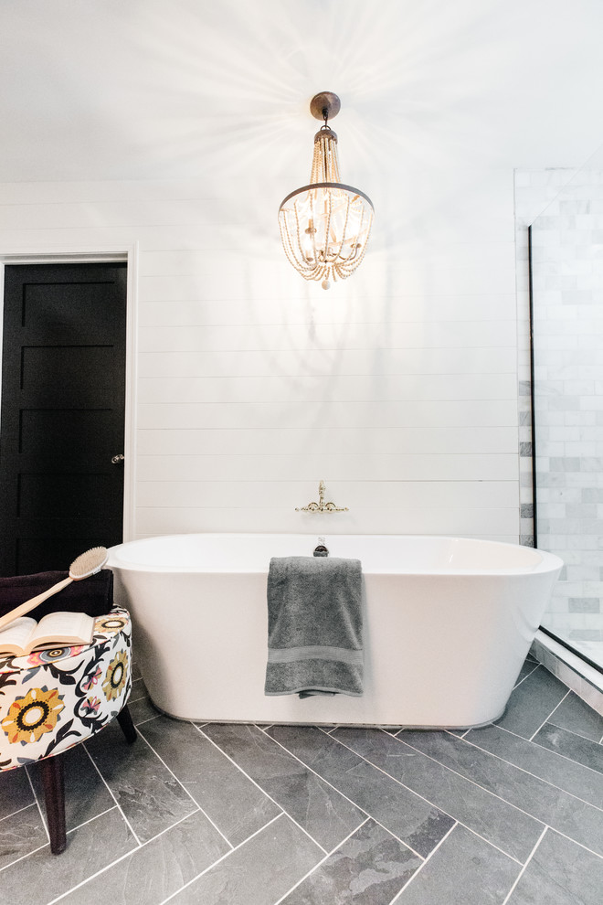 Immagine di una grande stanza da bagno padronale country con vasca freestanding, doccia aperta, piastrelle bianche, piastrelle di marmo, pavimento in ardesia, pavimento nero e porta doccia a battente
