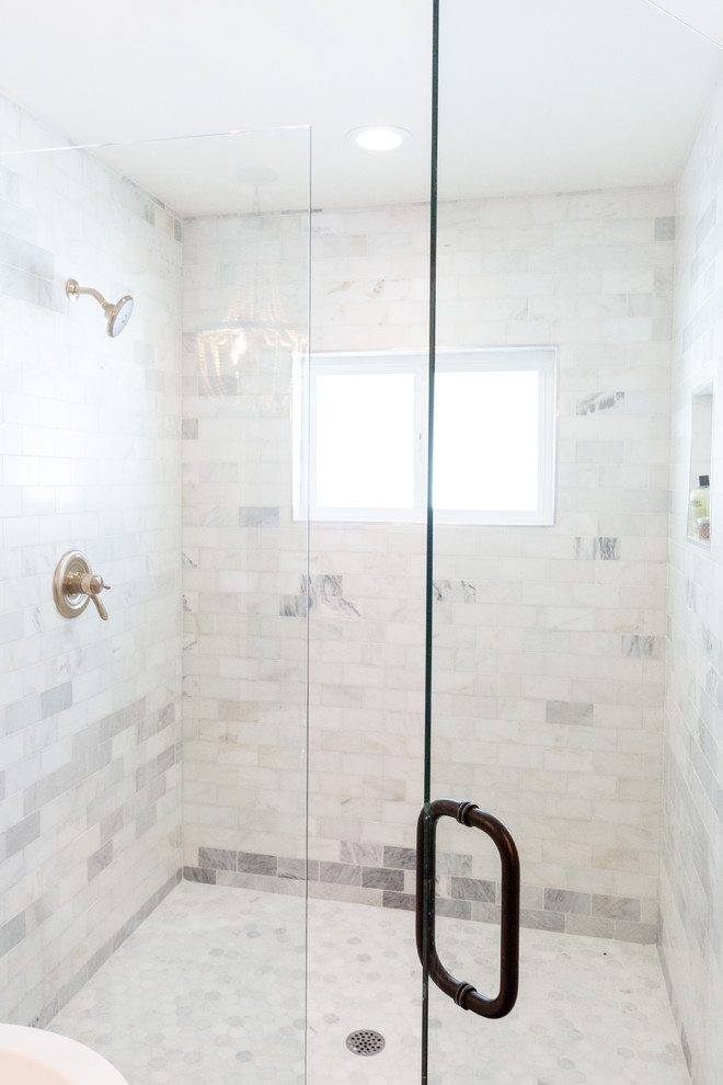 На фото: большая главная ванная комната в стиле кантри с отдельно стоящей ванной, открытым душем, белой плиткой, мраморной плиткой, полом из сланца, черным полом и душем с распашными дверями