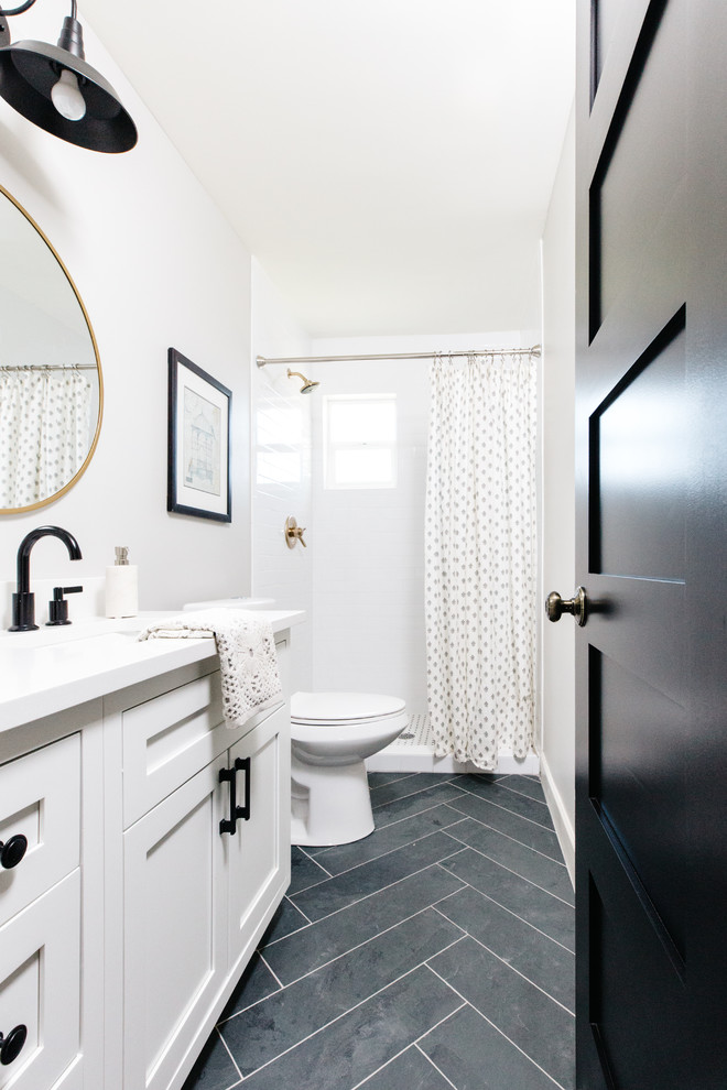 Стильный дизайн: ванная комната в стиле неоклассика (современная классика) с фасадами в стиле шейкер, белыми фасадами, душем в нише, белой плиткой, плиткой кабанчик, белыми стенами, полом из сланца, душевой кабиной, врезной раковиной, черным полом и шторкой для ванной - последний тренд