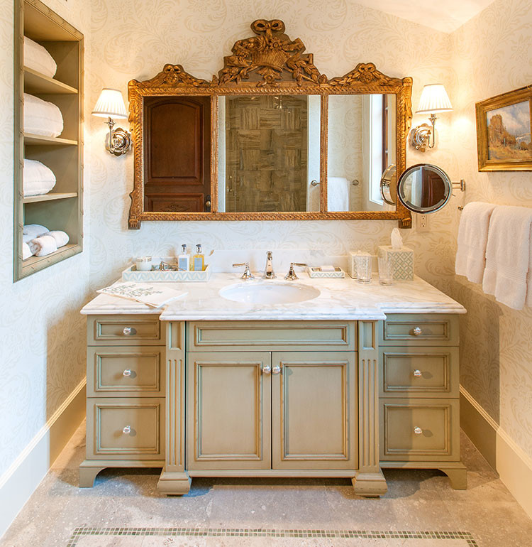 Exempel på ett mellanstort modernt vit vitt badrum med dusch, med luckor med profilerade fronter, grå skåp, beige väggar, klinkergolv i keramik, ett undermonterad handfat, bänkskiva i kvartsit och beiget golv