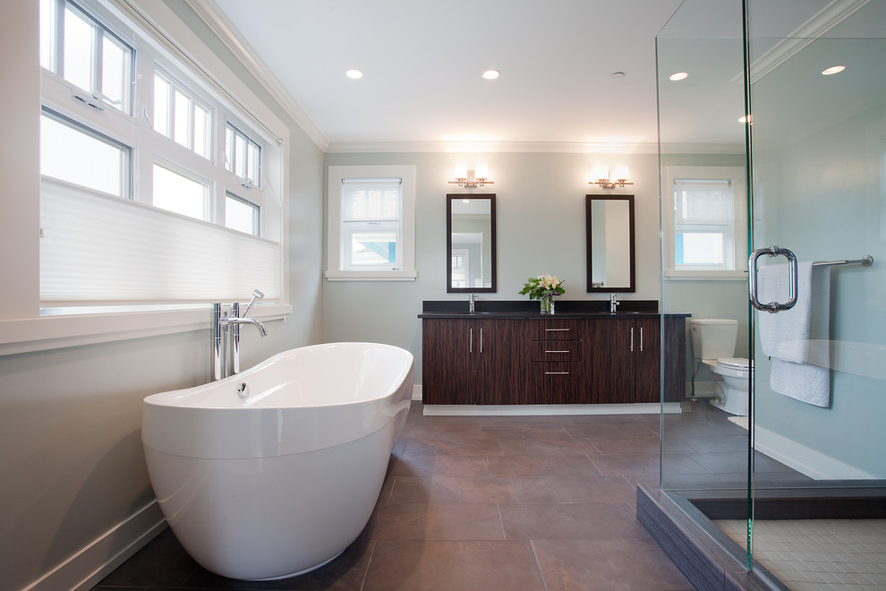 Идея дизайна: большая главная ванная комната в современном стиле с отдельно стоящей ванной, плоскими фасадами, темными деревянными фасадами, угловым душем, серыми стенами, врезной раковиной, коричневым полом и душем с распашными дверями