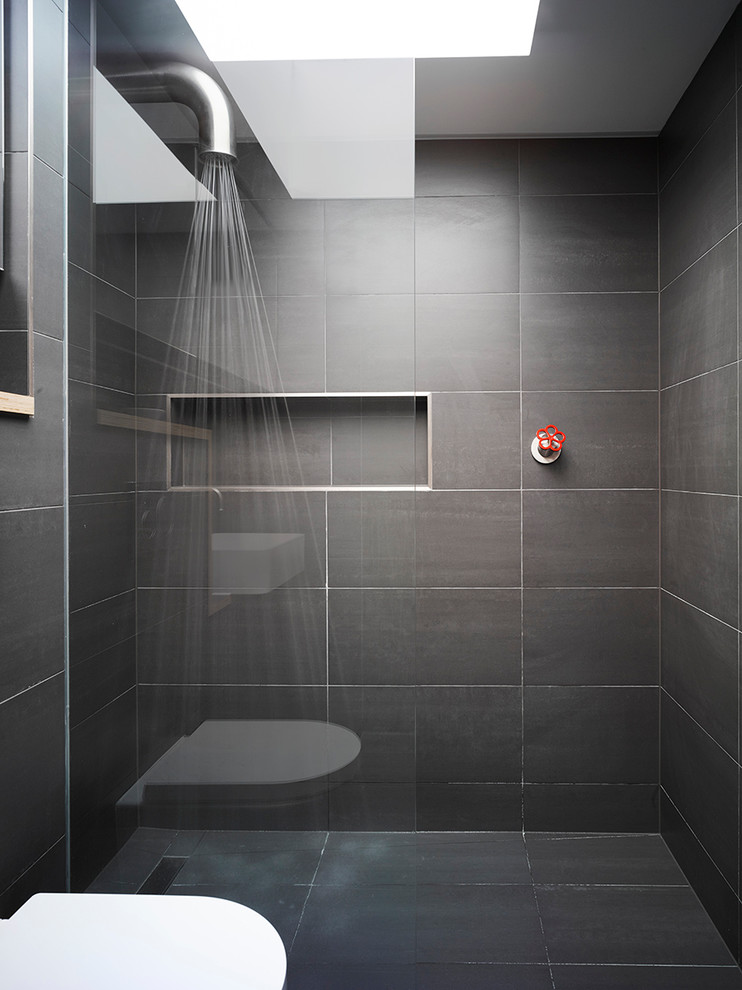 Idéer för ett industriellt badrum, med en dusch i en alkov, grå kakel och med dusch som är öppen