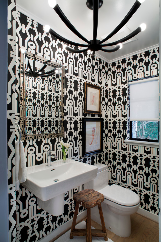 Idee per una stanza da bagno padronale moderna di medie dimensioni con lavabo sospeso, WC monopezzo, pistrelle in bianco e nero, parquet chiaro e pareti nere