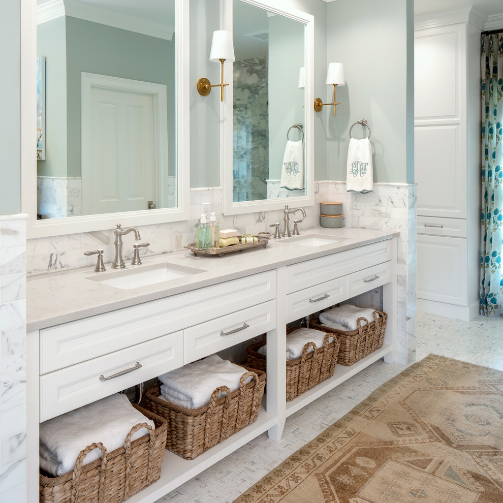 Modelo de cuarto de baño principal clásico renovado con armarios con paneles empotrados, puertas de armario blancas, baldosas y/o azulejos blancos, paredes azules, suelo blanco y encimeras grises