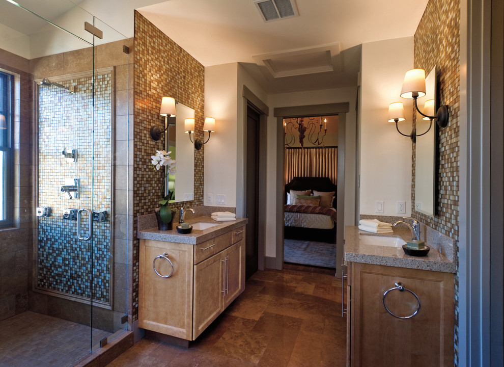Пример оригинального дизайна: большая главная ванная комната в современном стиле с фасадами в стиле шейкер, светлыми деревянными фасадами, душем в нише, разноцветной плиткой, плиткой мозаикой, бежевыми стенами, полом из травертина, врезной раковиной, столешницей терраццо и душем с распашными дверями
