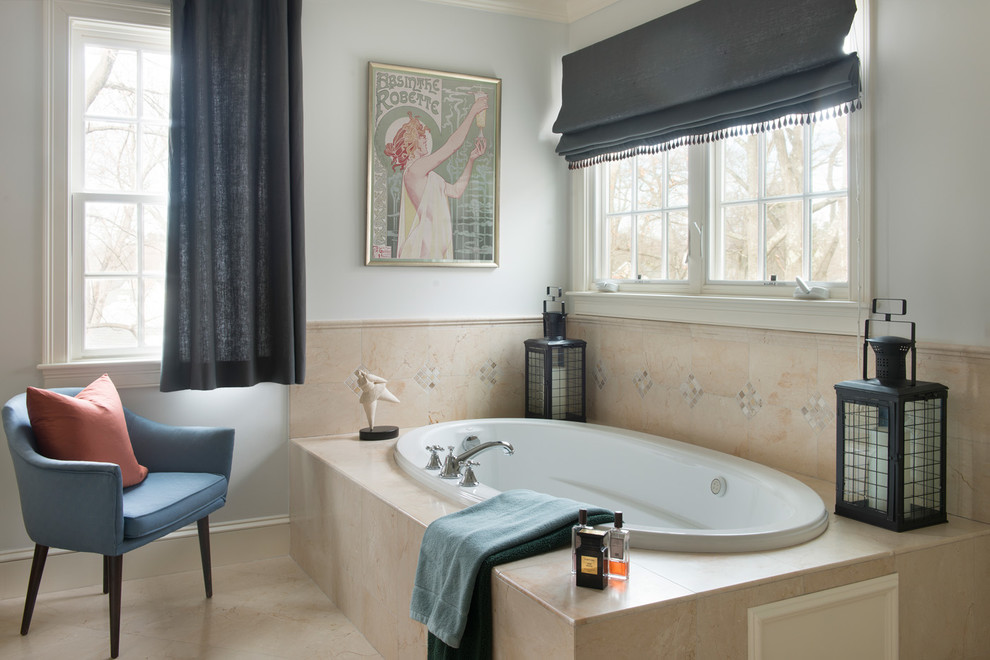 Inredning av ett klassiskt stort beige beige en-suite badrum, med ett platsbyggt badkar, en hörndusch, beige kakel, travertinkakel, grå väggar, travertin golv, beiget golv och dusch med gångjärnsdörr