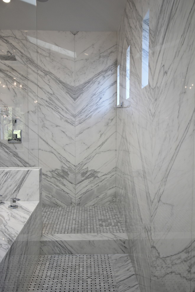 Réalisation d'une grande salle de bain principale tradition avec un placard à porte shaker, des portes de placard blanches, une baignoire d'angle, une douche d'angle, WC séparés, un carrelage blanc, des dalles de pierre, un mur blanc, un sol en marbre, un lavabo encastré et un plan de toilette en marbre.