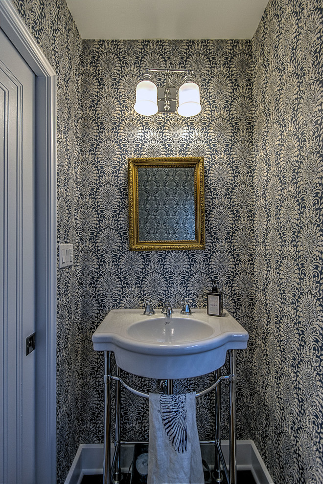 Foto på ett litet vintage toalett, med en toalettstol med separat cisternkåpa, svart kakel, keramikplattor, flerfärgade väggar, klinkergolv i keramik, ett integrerad handfat, marmorbänkskiva och öppna hyllor