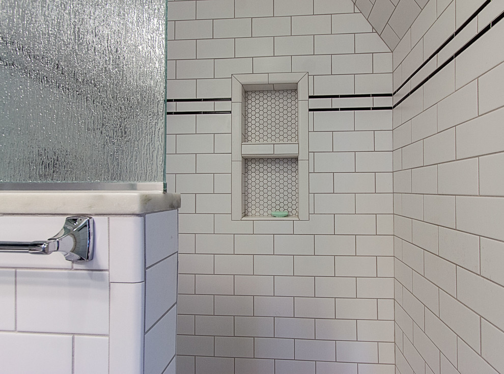 Bild på ett mellanstort vintage en-suite badrum, med luckor med infälld panel, vita skåp, en dusch i en alkov, en toalettstol med separat cisternkåpa, svart och vit kakel, keramikplattor, gröna väggar, klinkergolv i keramik, ett integrerad handfat, marmorbänkskiva, svart golv och med dusch som är öppen