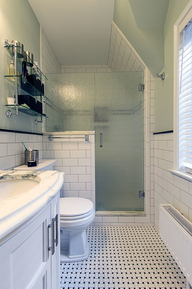 Bild på ett mellanstort vintage en-suite badrum, med luckor med infälld panel, vita skåp, en dusch i en alkov, en toalettstol med separat cisternkåpa, svart och vit kakel, keramikplattor, gröna väggar, klinkergolv i keramik, ett integrerad handfat och marmorbänkskiva