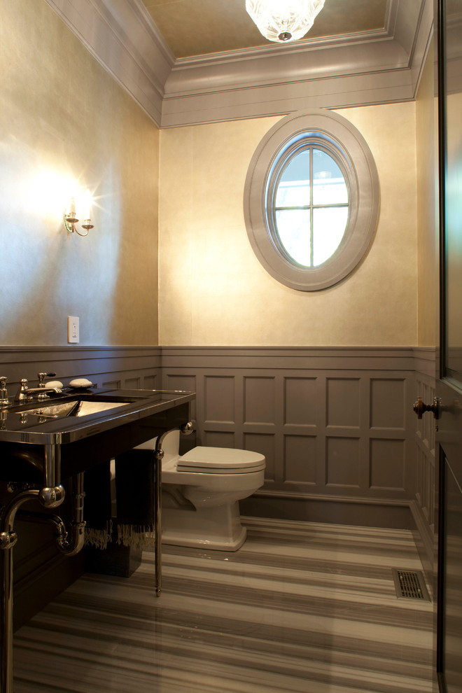 Пример оригинального дизайна: огромная ванная комната в стиле неоклассика (современная классика) с консольной раковиной, серой плиткой и бежевыми стенами