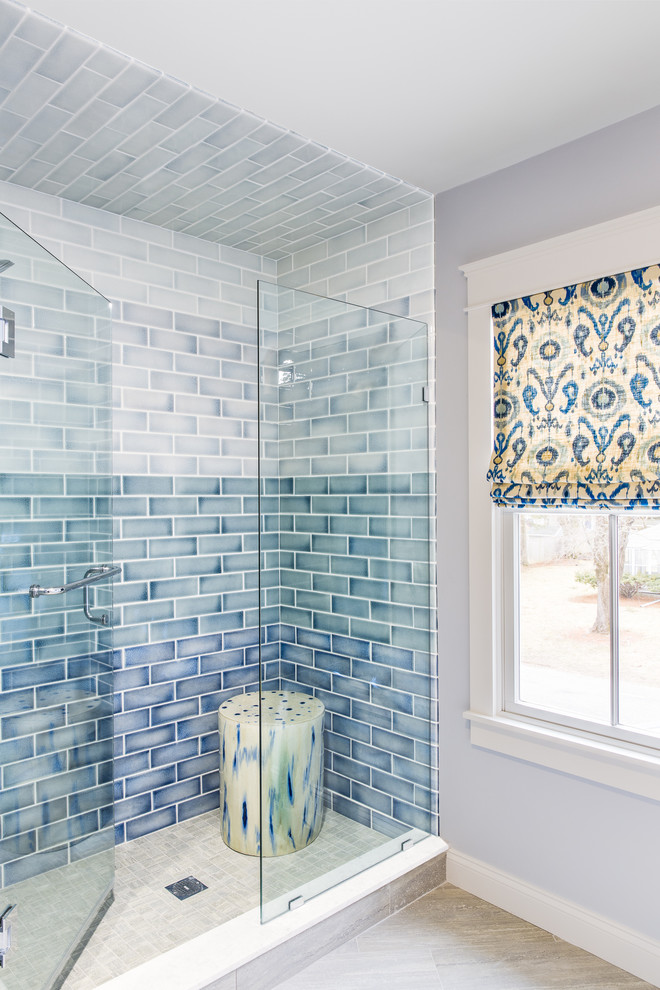 Inspiration pour une salle de bain minimaliste avec des portes de placard grises, un carrelage bleu, des carreaux de céramique, un mur bleu, un sol en carrelage de céramique et un plan de toilette en quartz modifié.