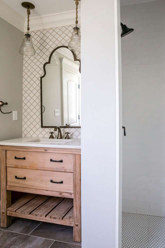Idéer för ett mellanstort lantligt vit badrum med dusch, med möbel-liknande, skåp i slitet trä, vit kakel, keramikplattor, grå väggar, klinkergolv i porslin, marmorbänkskiva och brunt golv