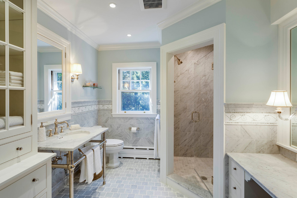 Idéer för vintage vitt badrum, med en hörndusch, grå kakel, blå väggar, ett undermonterad handfat och grått golv