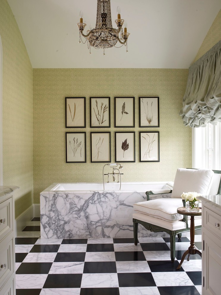 На фото: ванная комната среднего размера в викторианском стиле с фасадами с выступающей филенкой, белыми фасадами, зелеными стенами, отдельно стоящей ванной, плиткой из листового камня и мраморной столешницей