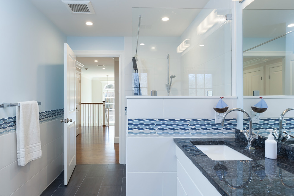 На фото: большая детская ванная комната в классическом стиле с плоскими фасадами, белыми фасадами, накладной ванной, душем над ванной, унитазом-моноблоком, керамогранитной плиткой, полом из керамогранита, врезной раковиной, столешницей из искусственного кварца, серым полом, шторкой для ванной, белой плиткой и синими стенами