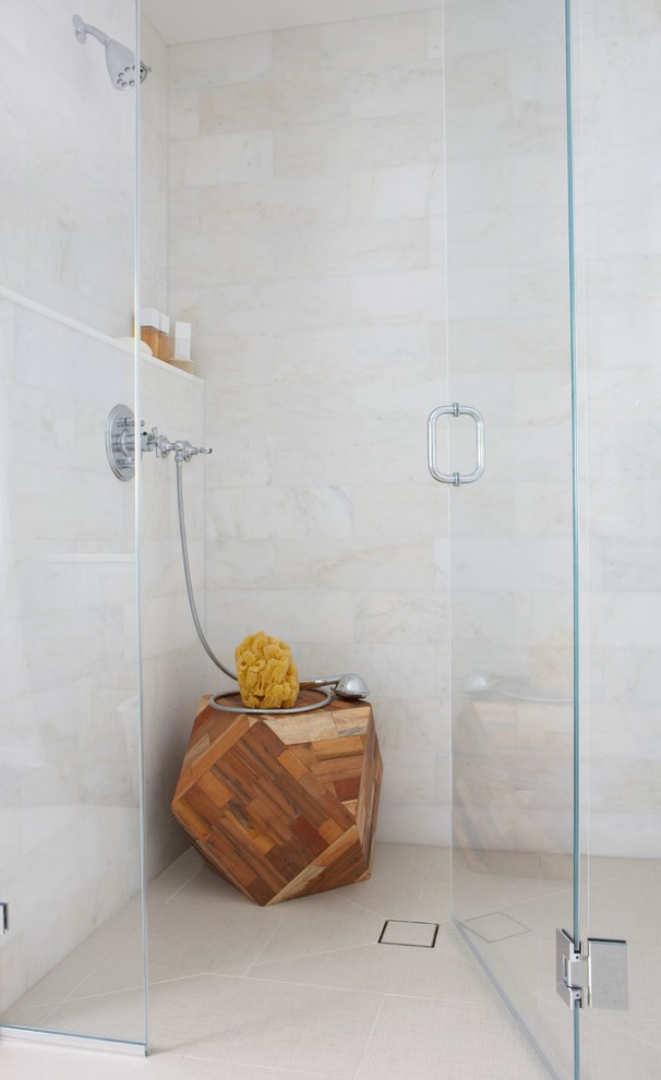 Cette image montre une salle de bain traditionnelle avec un carrelage de pierre, une douche d'angle et un carrelage blanc.