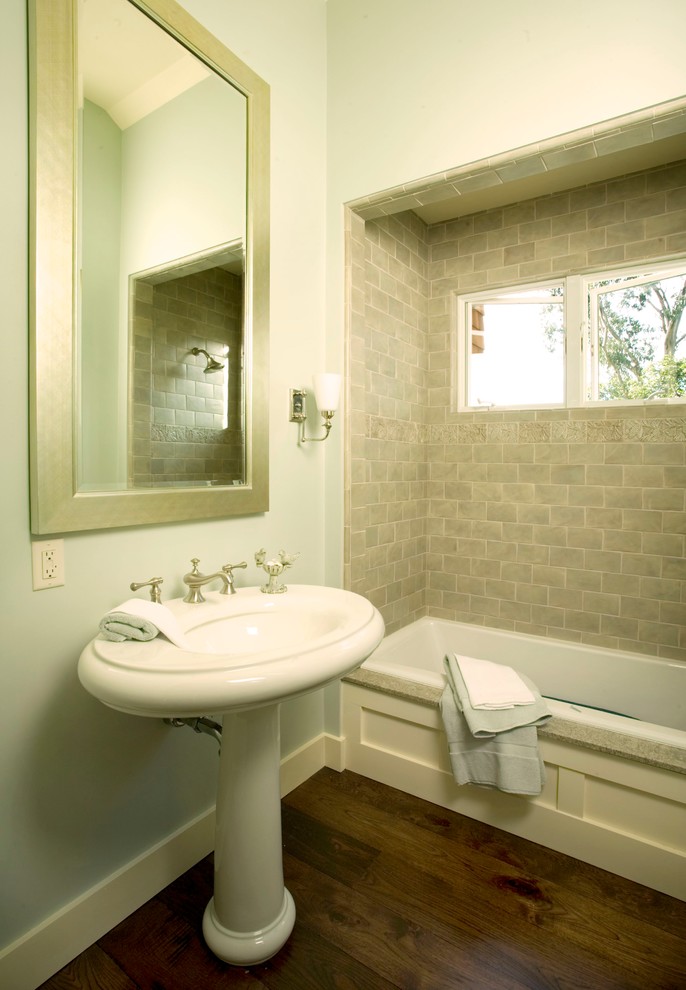 Imagen de cuarto de baño tradicional con bañera empotrada, baldosas y/o azulejos grises, baldosas y/o azulejos de piedra, suelo de madera oscura y aseo y ducha