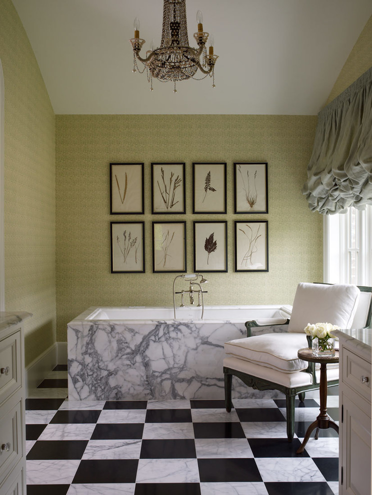 Свежая идея для дизайна: ванная комната в стиле неоклассика (современная классика) с белыми фасадами, полновстраиваемой ванной, зелеными стенами и фасадами с утопленной филенкой - отличное фото интерьера