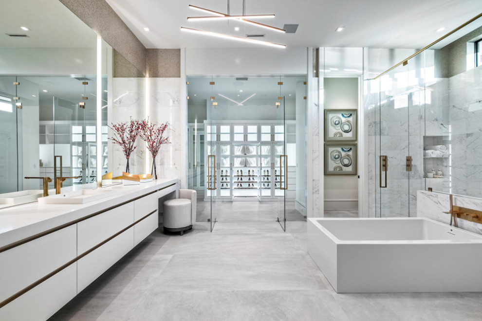 Ispirazione per un'ampia stanza da bagno padronale contemporanea con nessun'anta, ante marroni, pareti bianche, pavimento in marmo e pavimento bianco