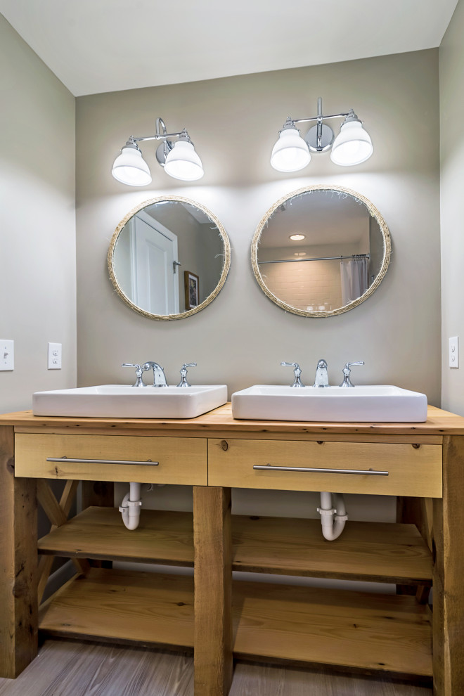Mittelgroßes Modernes Duschbad mit verzierten Schränken, hellen Holzschränken, Vinylboden, Aufsatzwaschbecken, Waschtisch aus Holz und Duschvorhang-Duschabtrennung in Sonstige