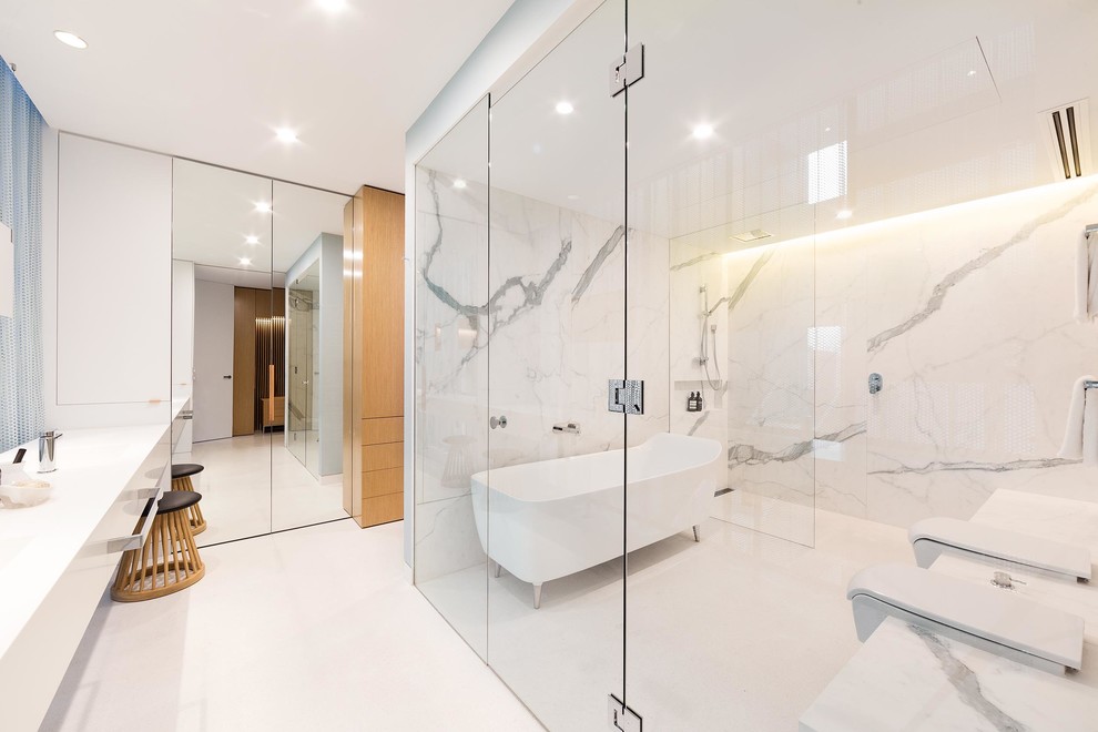 Идея дизайна: большая главная ванная комната в современном стиле с белыми фасадами, отдельно стоящей ванной, душем без бортиков, серой плиткой, белой плиткой, белыми стенами и душем с распашными дверями