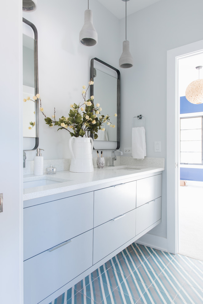 Idéer för funkis vitt badrum med dusch, med släta luckor, grå skåp, grå väggar, ett undermonterad handfat och flerfärgat golv