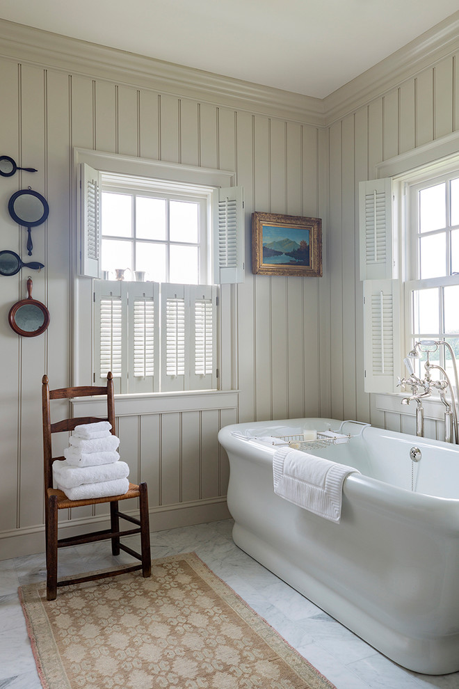 Imagen de cuarto de baño principal de estilo de casa de campo grande con bañera exenta, paredes blancas, suelo de mármol y suelo blanco
