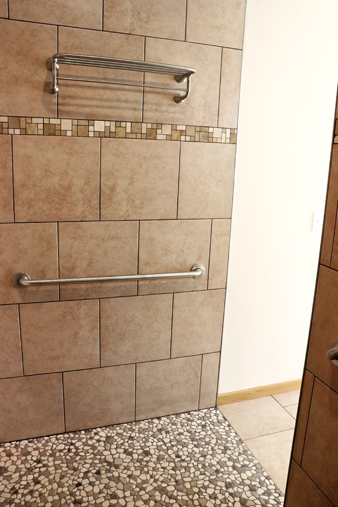 Foto di una stanza da bagno padronale chic di medie dimensioni con ante con bugna sagomata, doccia a filo pavimento, pavimento in gres porcellanato, lavabo integrato e doccia aperta