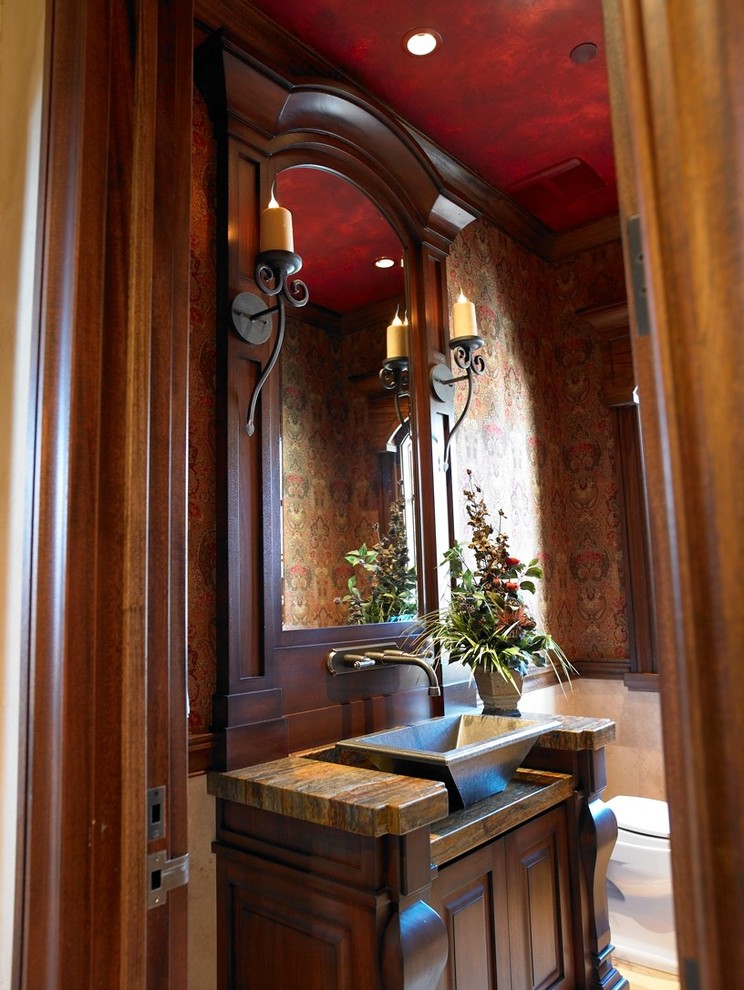 Imagen de cuarto de baño clásico renovado grande con armarios con paneles con relieve, puertas de armario de madera en tonos medios, encimera de granito, aseo y ducha y lavabo sobreencimera