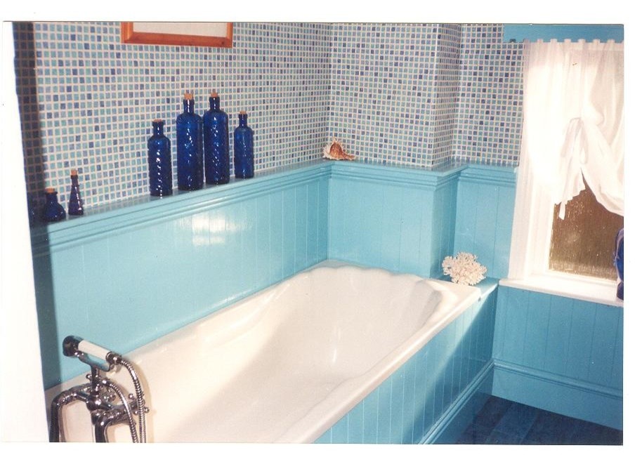 Idéer för att renovera ett litet lantligt badrum för barn, med luckor med upphöjd panel, blå skåp, ett platsbyggt badkar, en dusch/badkar-kombination, vit kakel, keramikplattor, blå väggar, laminatgolv och ett piedestal handfat