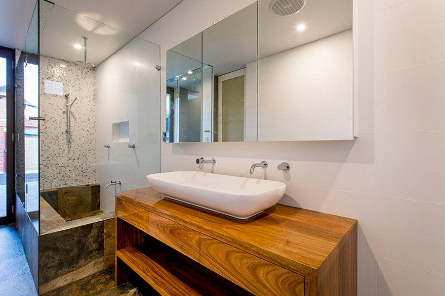 Esempio di una grande stanza da bagno padronale minimalista con lavabo rettangolare, top in legno, vasca giapponese, vasca/doccia, piastrelle bianche, pareti bianche e pavimento con piastrelle in ceramica