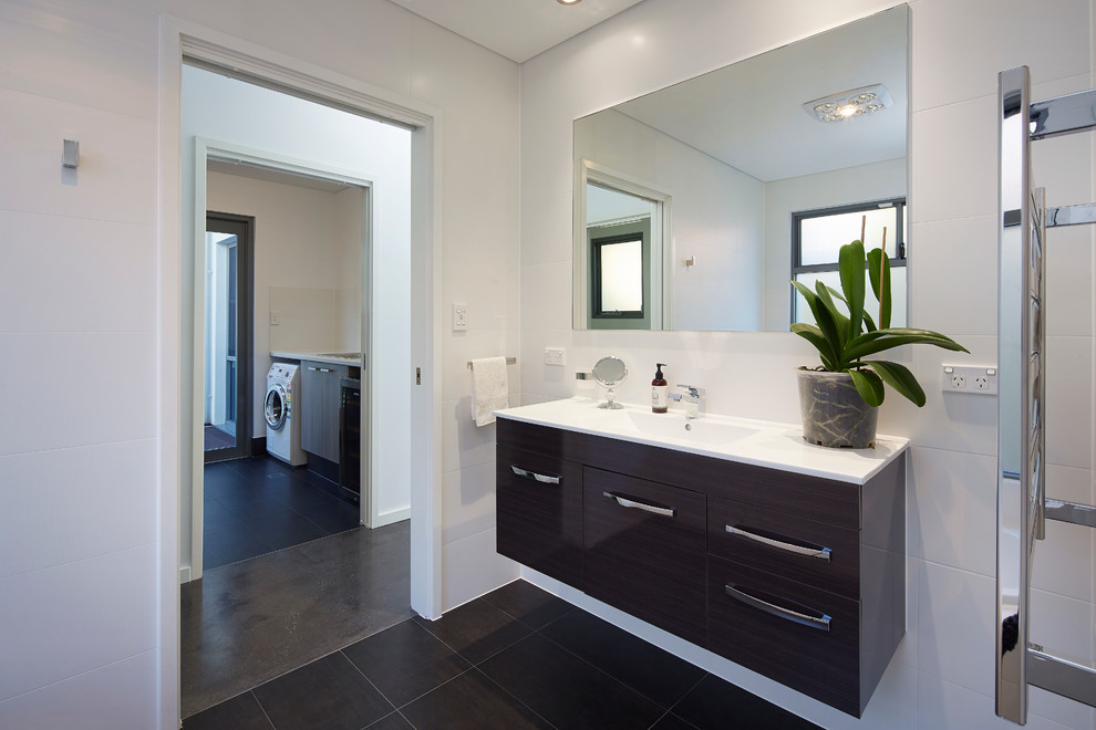 Foto di una stanza da bagno con doccia design di medie dimensioni con lavabo integrato, piastrelle grigie e pareti bianche