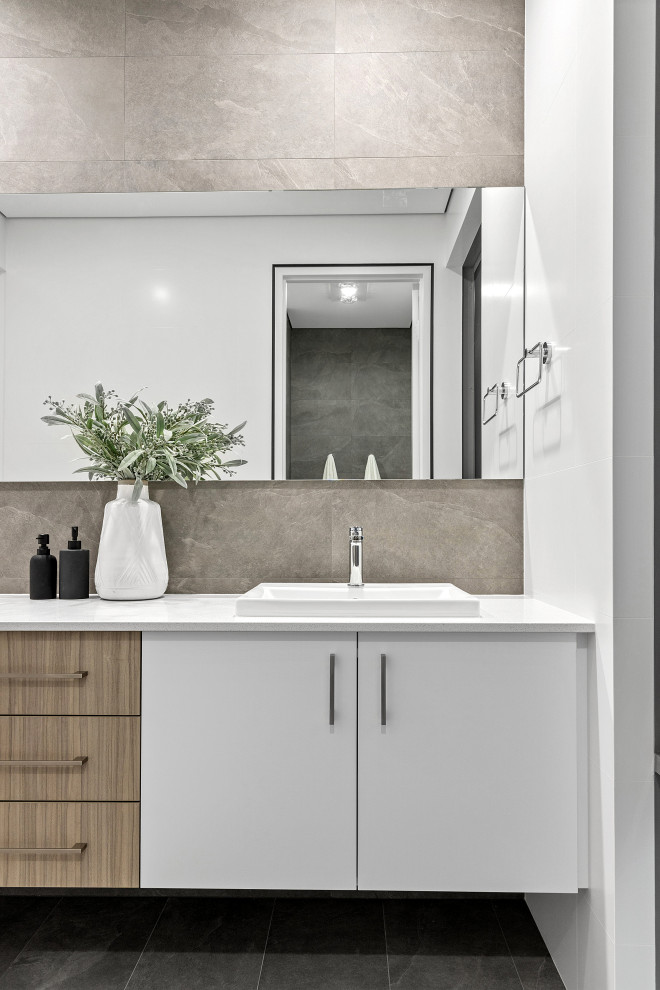 Modernes Badezimmer mit flächenbündigen Schrankfronten, weißen Schränken, grauen Fliesen, weißer Wandfarbe, Einbauwaschbecken, grauem Boden, weißer Waschtischplatte und schwebendem Waschtisch in Perth