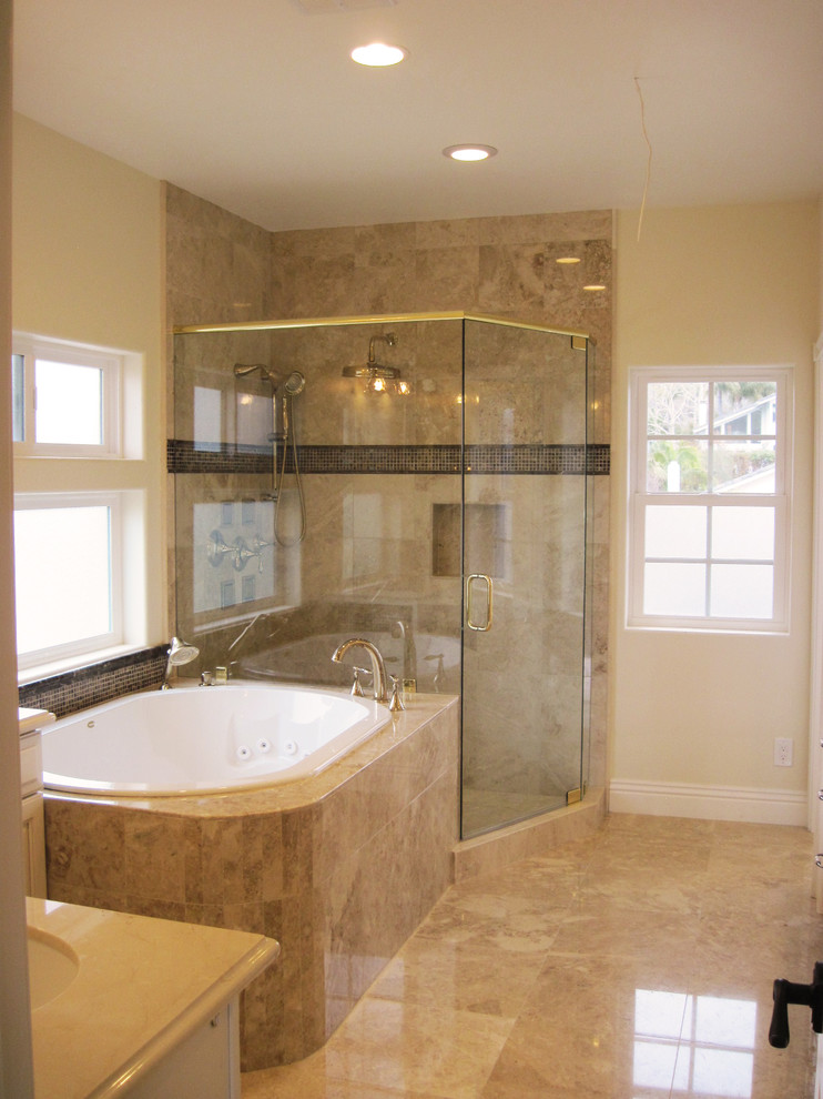 Großes Badezimmer En Suite mit Whirlpool, Mosaikfliesen, Marmorboden und Doppeldusche in Orange County